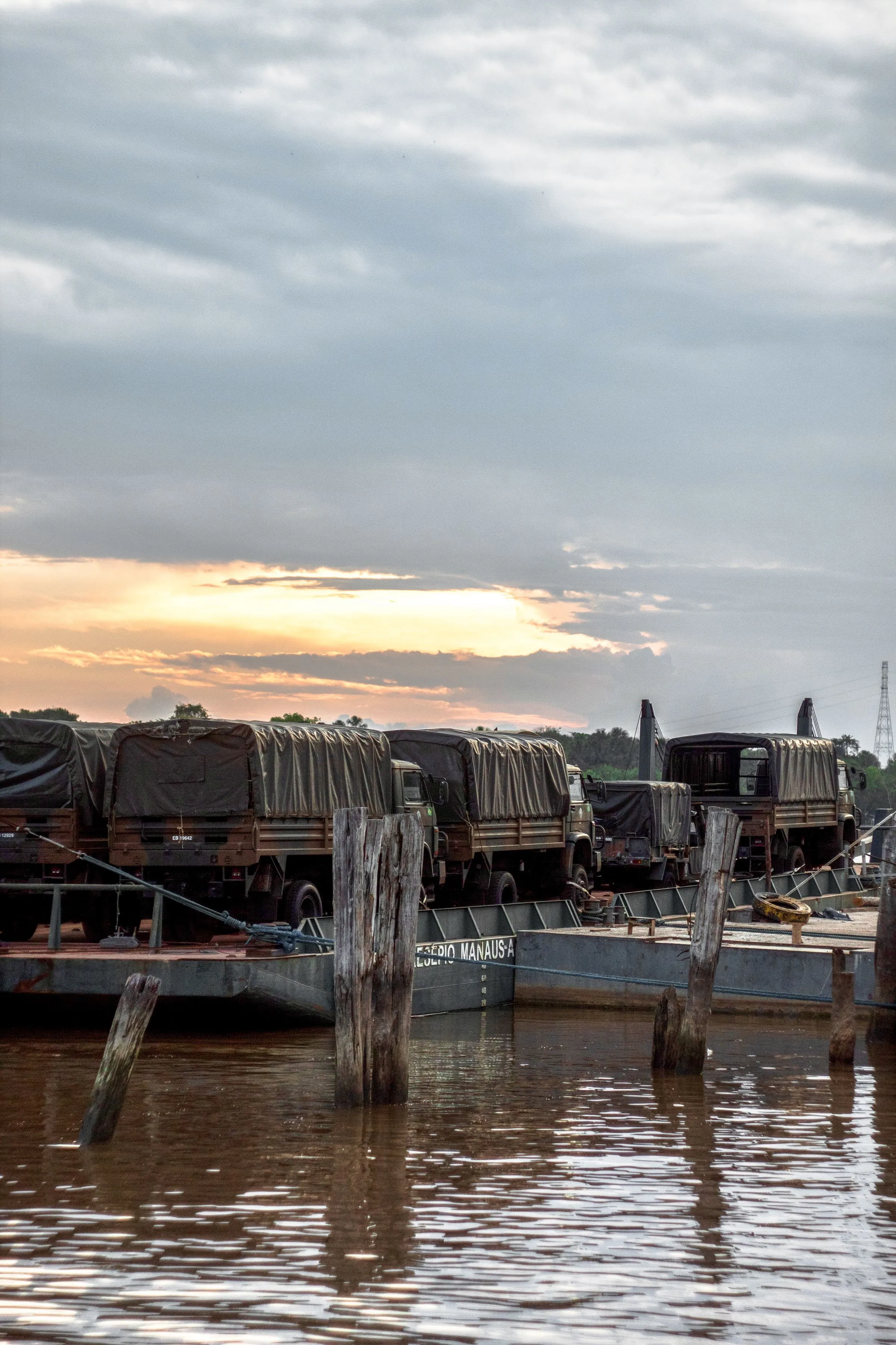 Balsas de carga no rio, em Breves, Pará
