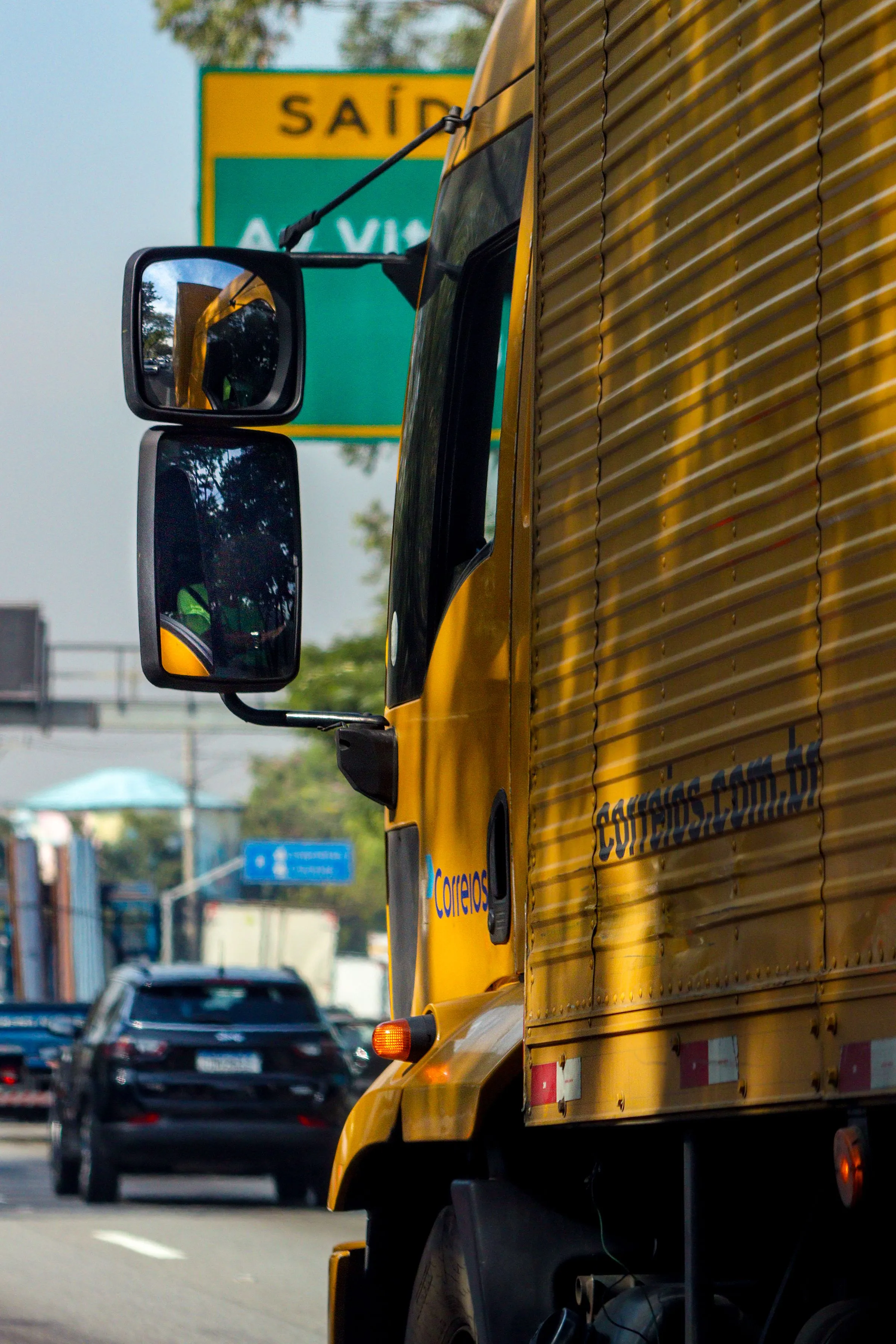 Caminhão em avenida movimentada na cidade de São Paulo