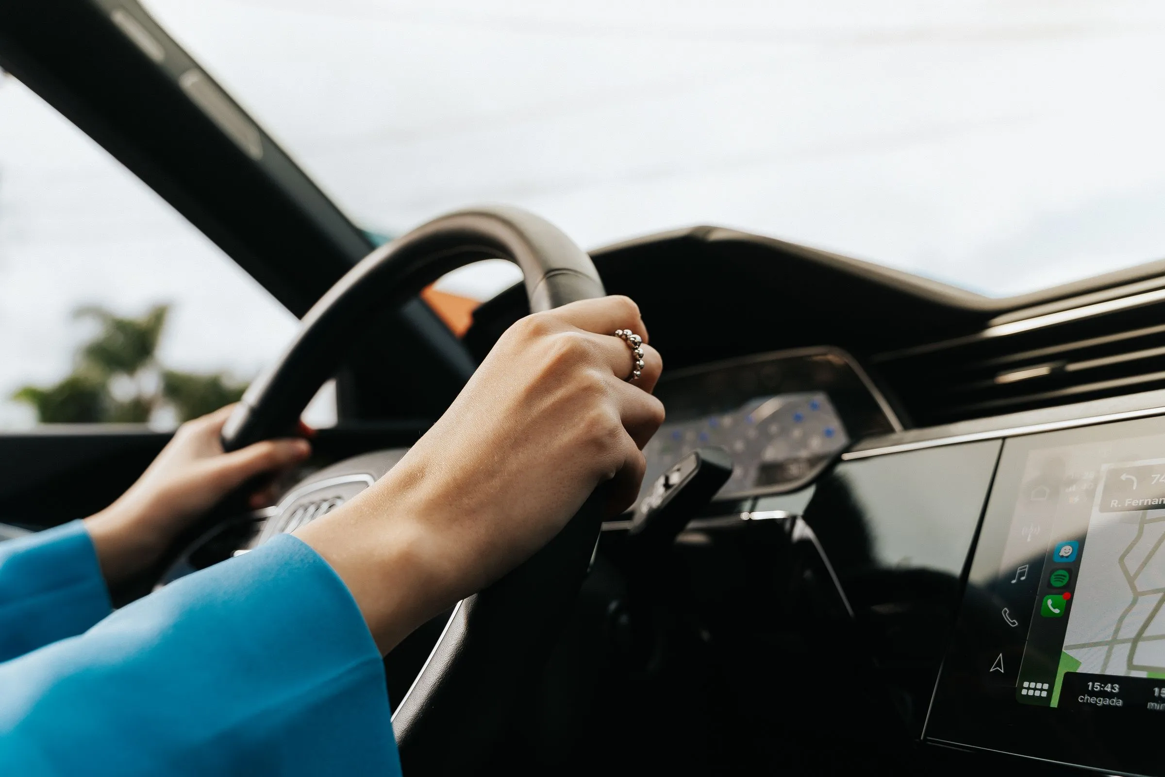 Mãos ao volante de um caminhão, em Curitiba