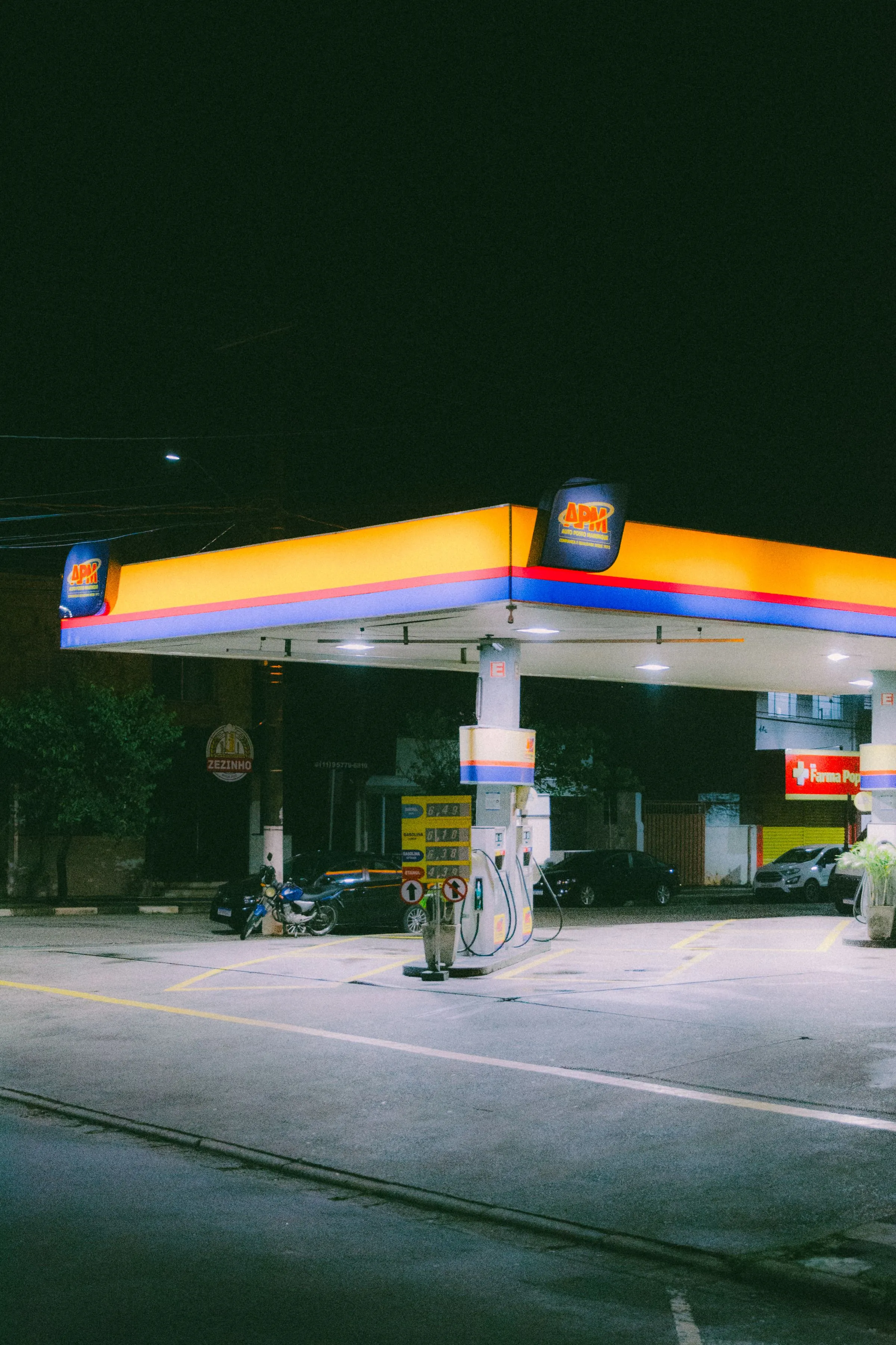 Posto de estrada à noite, em Mairinque, São Paulo