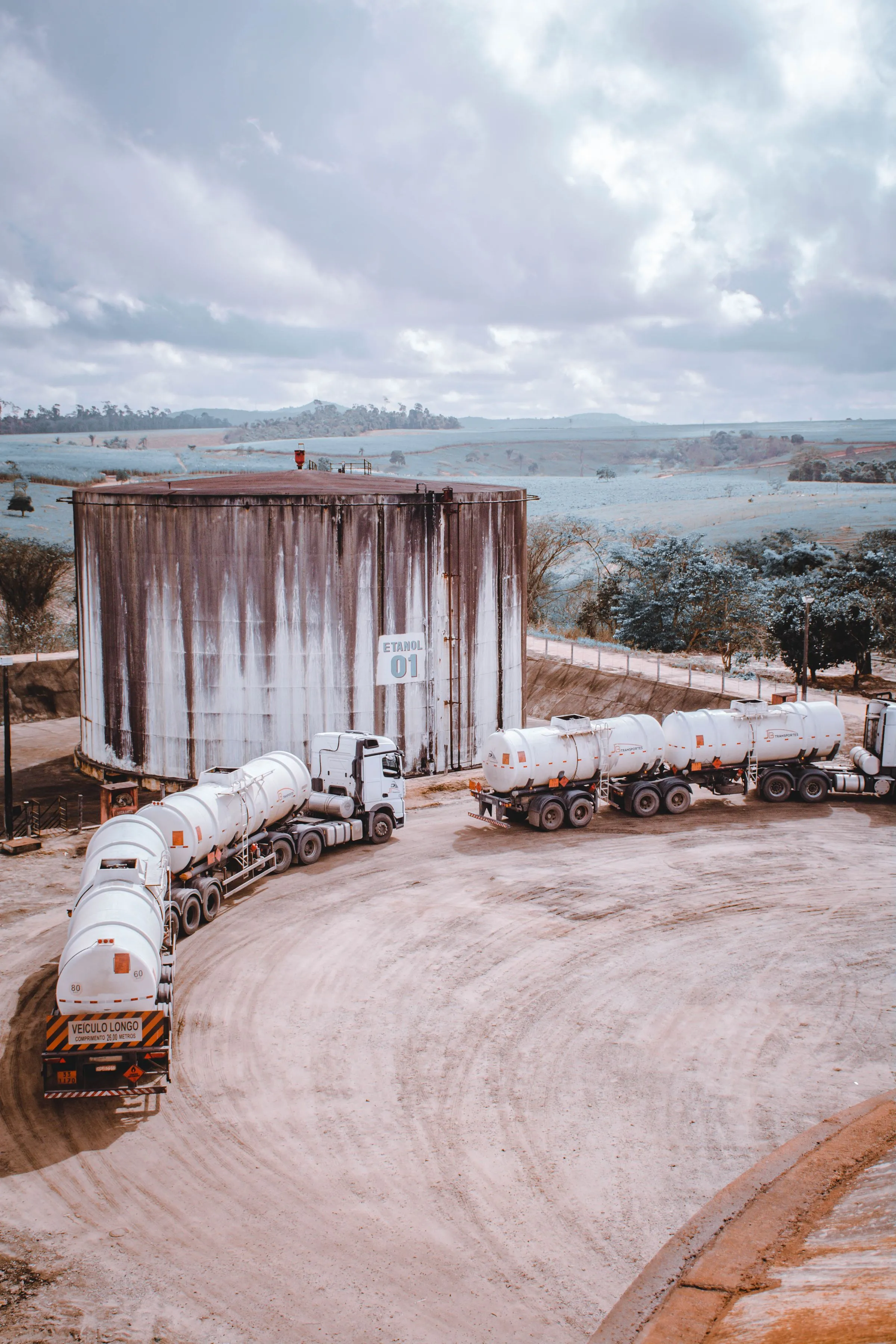 Carretas enfileiradas junto a silo de armazenagem, em Minas Gerais