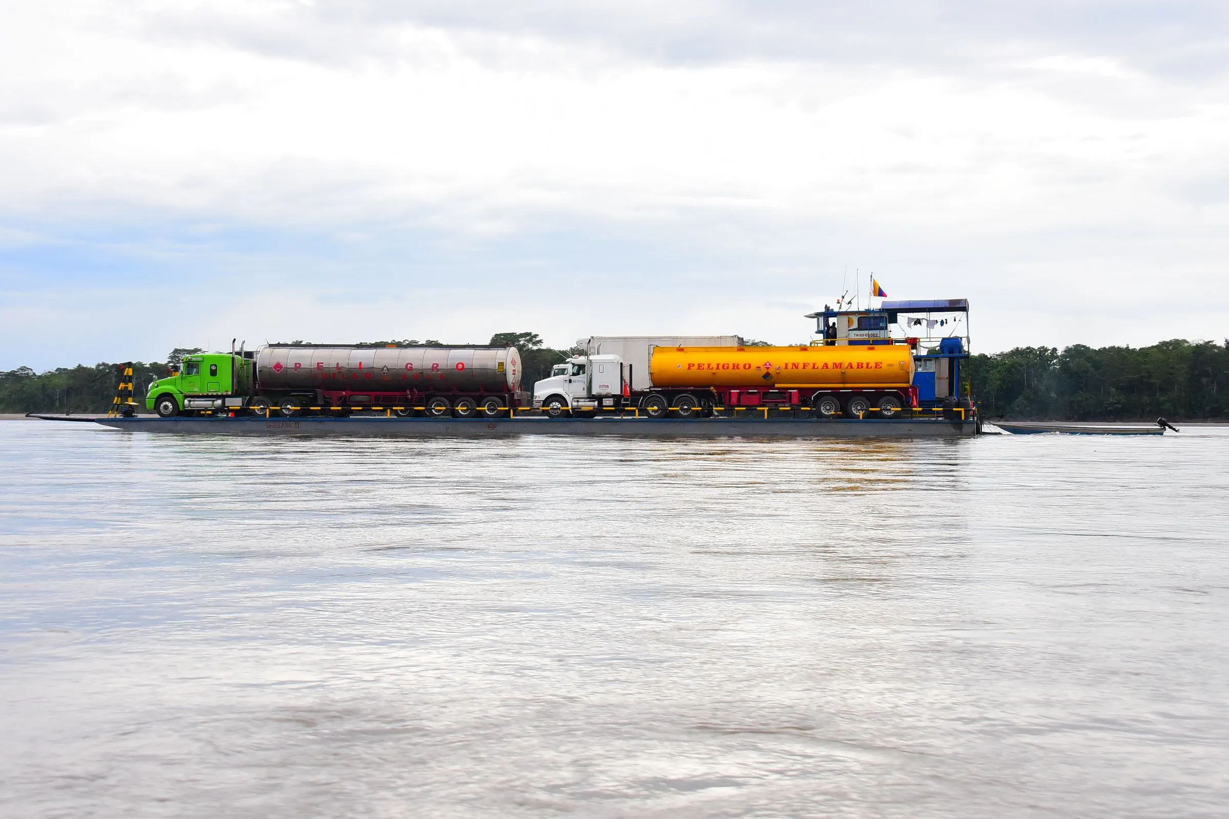 Caminhões-tanque embarcados em balsa no rio Amazonas