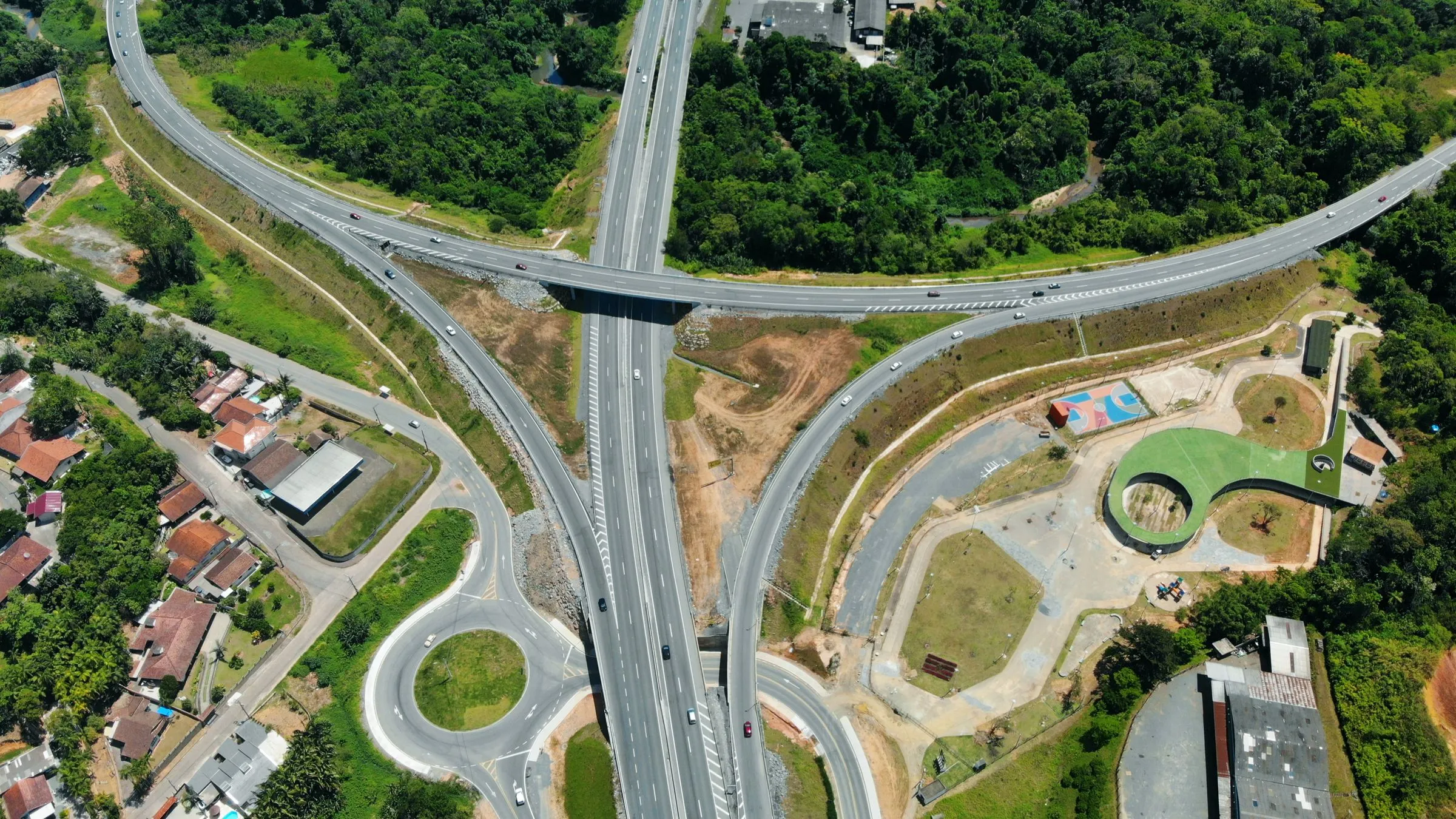 Vista aérea de entroncamento rodoviário em Blumenau, Santa Catarina